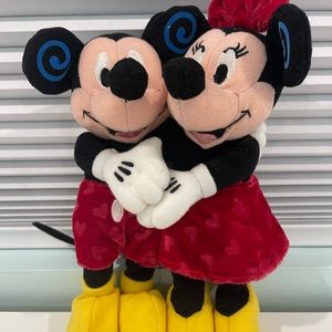 The Disney Store Vintage Valentines Day Mickey & Minnie Huggers Bean Bag Couple